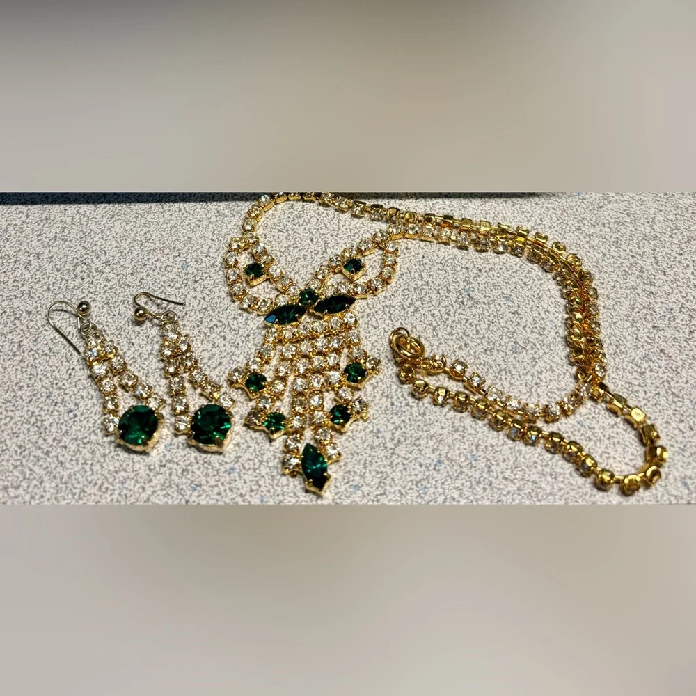 Vintage Gold and Green Jewelry Set - Picture 5 of 11